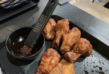 붓질만 75번, K치킨 맛 비결에 "와우"...외국인 1만명 찾아왔다 [리얼로그M]