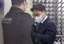 '재판거래 의혹' 현직 부장판사, 첫 재판서 혐의 부인