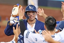 '삼성 불펜 미쳤다!' 김영웅 '초대형 쐐기포' 더한 삼성, 롯데 4-1 꺾고 2연승 →선두 굳건히 수성 [대구 현장리뷰]