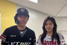 "시구 일부러 맞았어요... 초등학교 때부터 좋아해서" 결승포 KT 최원준, 하지원 광팬 자처했다 [잠실 현장]