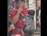 아기 안고 담배 '뻐끔'..."불똥 튈라, 아기는 무슨 죄" 시끌