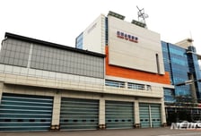 아래 있는 사람 못 봐서…인천서 60대 작업자 지게차에 깔려 사망