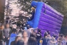 "꼭대기 있던 아이, 튕겨 나가"…물놀이터 에어바운스 쓰러져 5명 부상