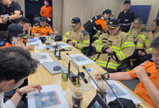 쿠팡 물류센터 화재 34시간째…고층부 진압에 고가사다리차 투입