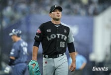 '투구 중 통증 호소' 6회 강판된 롯데 김진욱, 양쪽 햄스트링 경련 증세"선수 보호 차원 교체" 천만다행!
