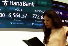 "오늘도 시퍼렇네" 코스피 비명…"악재 없는데" 변동성 잠재울 변수는