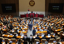 與 '종합특검 연장'에 野 '필버' 맞불…후반기 첫 본회의도 대치로 시작