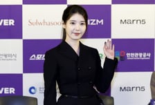아이유, 귀 건강 악화로 콘서트·컴백 연기…팬들에 "정말 미안"