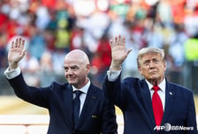트럼프 등장하자 야유 '84데시벨 폭증'... 우승 무대 '센터 욕심'→결국 FIFA 회장이 끌고 나갔다
