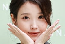 아이유, 이관개방증 악화로 콘서트·앨범 연기…"며칠 내내 증상"