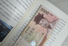 "뭐라도 사먹어요" 우는 승객에 5000원 '슥'…지친 청춘 보듬은 택시기사[오따뉴]