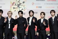 본인 확인 이렇게까지?..."팬들이 무슨 죄냐" 아이돌 공연 또 '논란'
