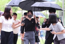 '구속 기로' 올다르크, 태극기·성조기 달고 법원 출석...질문엔 '묵묵부답'