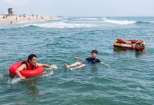 "거진해수욕장 의인 찾아요"...물에 빠진 子, 번개처럼 구하고 사라져
