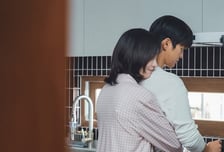 '내일도 출근!' 서인국-박지현, 심장박동수 높이는 모닝 백허그
