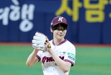 [한번에쓱] '늠름하게 마운드에 서다!' 키움 승리기원시구 제로베이스원 박건욱