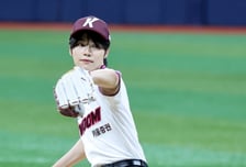 [포토] '마운드시구는 기본이지!' 제로베이스원 박건욱