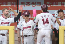 [포토] '7회말 실책으로 동점 득점한' 서건창