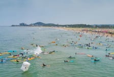 "거센 파도에 풍덩"...13세 아이 구하고 사라진 '튜브 의인' 찾았다 [오따뉴]