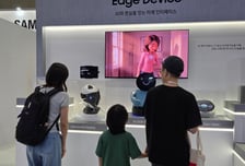 "계속 나 쳐다봐"…AI 로봇 눈 OLED, 삼성·LG 미래 기술 총출동