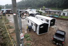 폭우에 떠내려간 안동 산불 이재민 임시주택…전부 고정용 볼트 없었다