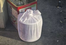 "고인 얼굴까지 있는데..." 장례식장 쓰레기통 옆 버려진 유골함, 무슨일?