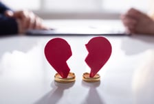 친정 갔을 때 가출하더니…5년 별거 중 바람 피운 남편, 상간소송 가능?