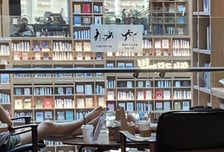 "책 읽는 모습 부끄러운 건 처음" 테이블에 맨발 '떡'…도서관 빌런