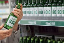 "990원 소주 완판, 반값 버거·커피 인기 폭발"...지갑닫는 소비자 잡아라