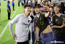 "손흥민 보러 왔어요" 한국 女스타들이 떴다! WNBA 박지현·여자축구 케이시 페어와 '승리 기념샷'