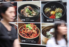 "990원 소주·빵부터 버거집 생맥주까지"…고물가에 '가성비' 승부수