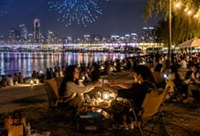 "열대야 한강서 '치맥'하며 하룻밤" ... 8년 만에 '밤샘 텐트 야영' 부활