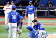 [한번에쓱]그래도 다시 일어났다!  '4회말 안치홍 타구 맞고 쓰러진' 삼성 선발투수 양창섭
