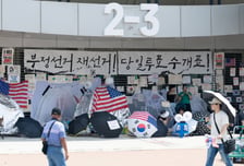 '올공 시위대'에 50일째 멈춘 체육계…결국 법적 대응 나선다