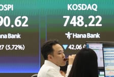 외인+기관 5조원 폭탄매도...코스피 '검은 금요일' 6700선 내줬다