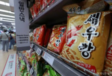"이 가격으론 더는 못 버텨" 새우깡·컵라면까지…식품업계 비명