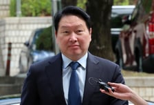 최태원 회장 '9440억' 어떻게 마련하나...SK실트론 매각 딜레마