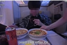 '기내식 20번 주문' 먹방 유튜버…비판 계속되자 재차 사과