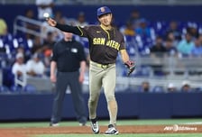 '4G 만에 선발 복귀' 송성문, 기막힌 희생번트·볼넷 출루로 샌디에이고 연패 탈출 기여