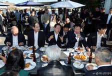 "한국은 부자" 농담 속…李대통령, 이재용·젠슨황과 "우리는 식구다" 건배사