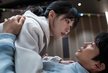 '아파트' 지성X하윤경, 초밀착 심쿵...작전인가 썸인가