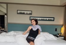 호텔 침대에 신발 신고 '털썩'…손담비 또 숙소 매너 논란