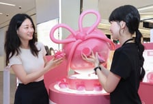 '장원영 헤어브러시' 면세점 첫선…신세계, 메디큐브 팝업 개시