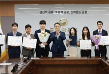 주가조작 신고 3.4배 늘었다…금융위, 적극행정 공무원 8명 포상