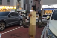"금방 와" 주차칸 몸으로 '알박기'…남편이 말려도 "못비켜" 막무가내