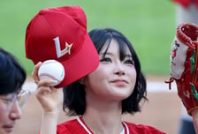 [한번에쓱] '마운드에 오른 피프티피프티 키나' 미소로 마무리합니다^^
