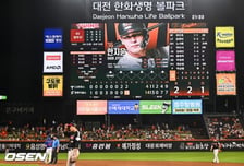 '8회 무사 동점' 마무리 투입+야수선택 2번+글러브 맞고 홈런→LG, 불운까지 겹친 '10실점' 참사