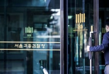 "압수된 와인 바꿔치기해줄게"…수천만원 뜯어낸 세관 공무원들