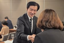 조국 "혁신연구원장으로 새롭게 시작…미래 여는 비전 개발 힘쓸 것"
