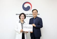 "경기남부광역철도 뚫으러 왔다" 추미애 '도민청원 1호' 들고 국토부행